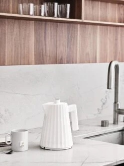 Alessi Plissé Electric Kettle 1 L, White 11 Alessi Plissé Electric Kettle 1 L, White -Kitchen Utensils Shop 0007 MDL06 1 amb A4 3500pxl