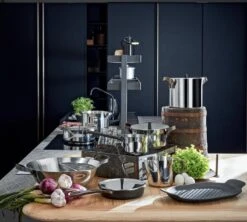 Alessi Edo Low Casserole With Handles 28 Cm, 5 L -Kitchen Utensils Shop 0030 PU100 amb1 crop A4 3500pxl 1