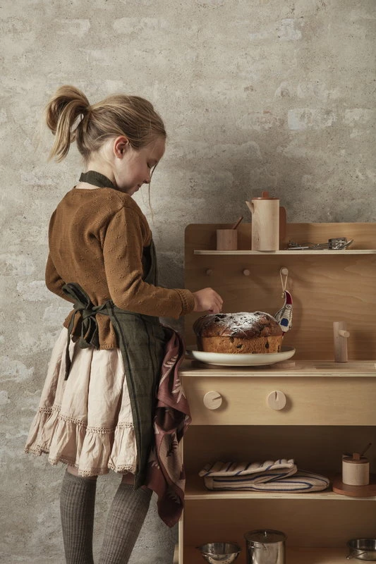 Ferm LIVING Hale Kids Apron, Green - Black 3 Ferm LIVING Hale Kids Apron, Green - Black - Image 3