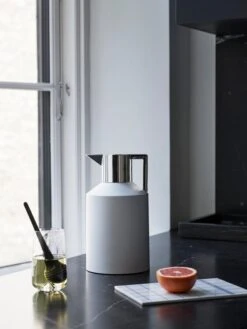 Normann Copenhagen Geo Vacuum Jug 1,5 L, White - Silver -Kitchen Utensils Shop 250554 Normann Copenhagen Geo Vacuum Jug 12C5L White Silver Glossy Long Drink Tea Egg 01