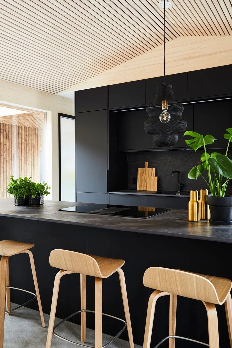 MENU Bottle Grinder, 2 Pcs, Brushed Brass - Walnut 4 MENU Bottle Grinder, 2 Pcs, Brushed Brass - Walnut - Image 4