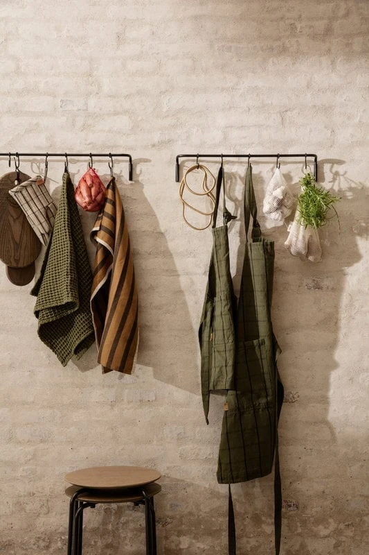 Ferm LIVING Hale Kids Apron, Green - Black 2 Ferm LIVING Hale Kids Apron, Green - Black - Image 2