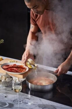 Fiskars All Steel Sauté Pan, 26 Cm 11 Fiskars All Steel Sauté Pan, 26 Cm -Kitchen Utensils Shop FI Fiskars All Steel Saute pan 26cm Action 02