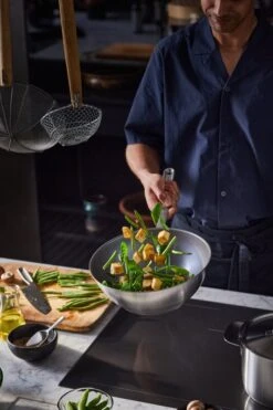 Fiskars All Steel Wok Pan, 28 Cm -Kitchen Utensils Shop FI Fiskars All steel Wok pan 28cm Action 01