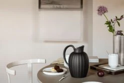 Georg Jensen Bernadotte Thermo Jug, 1 L, Midnight Black 9 Georg Jensen Bernadotte Thermo Jug, 1 L, Midnight Black -Kitchen Utensils Shop GJ AW22 Bernadotte Thermo Jug IMERCO