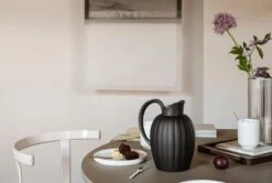 Georg Jensen Bernadotte Thermo Jug, 1 L, Midnight Black 8 Georg Jensen Bernadotte Thermo Jug, 1 L, Midnight Black -Kitchen Utensils Shop GJ AW22 Bernadotte Thermo Jug IMERCO