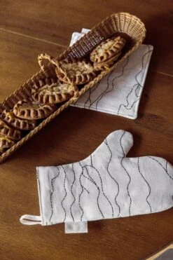 Saana Ja Olli Rakkauden Meri Pot Holder, White - Black -Kitchen Utensils Shop Rakkauden meri Saana ja Olli hi res kuva Suvi Kesalainen 21