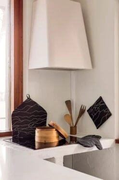 Saana Ja Olli Rakkauden Meri Pot Holder, Black - White 5 Saana Ja Olli Rakkauden Meri Pot Holder, Black - White -Kitchen Utensils Shop Rakkauden meri Saana ja Olli hi res kuva Suvi Kesalainen 23 1