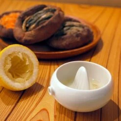 Tonfisk Design Oma Lemon Squeezer -Kitchen Utensils Shop Tonfisk TNW011 MOOD 1500px 1920x