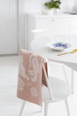 Lapuan Kankurit Kissanpäivät Hand Towel, White - Cinnamon -Kitchen Utensils Shop lapuankankurit kissanpaivat towel white cinnamon 2